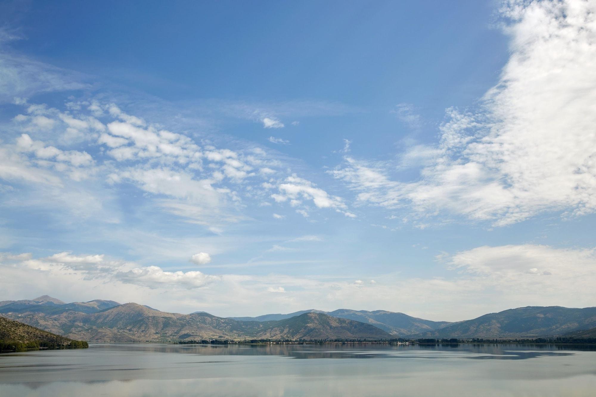 Limneon Resort & Spa Kastoria Exterior foto View of the lake