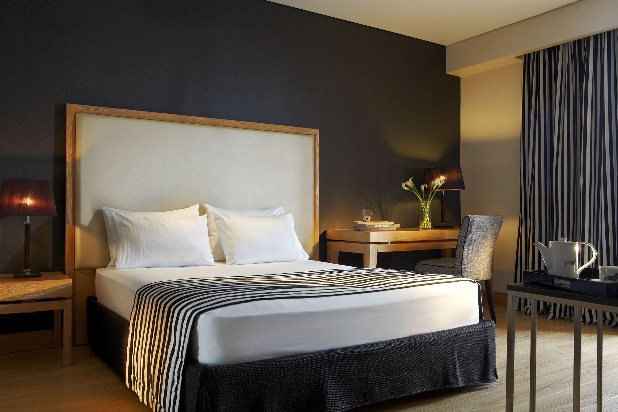 Limneon Resort & Spa Kastoria Exterior foto A room at the hotel