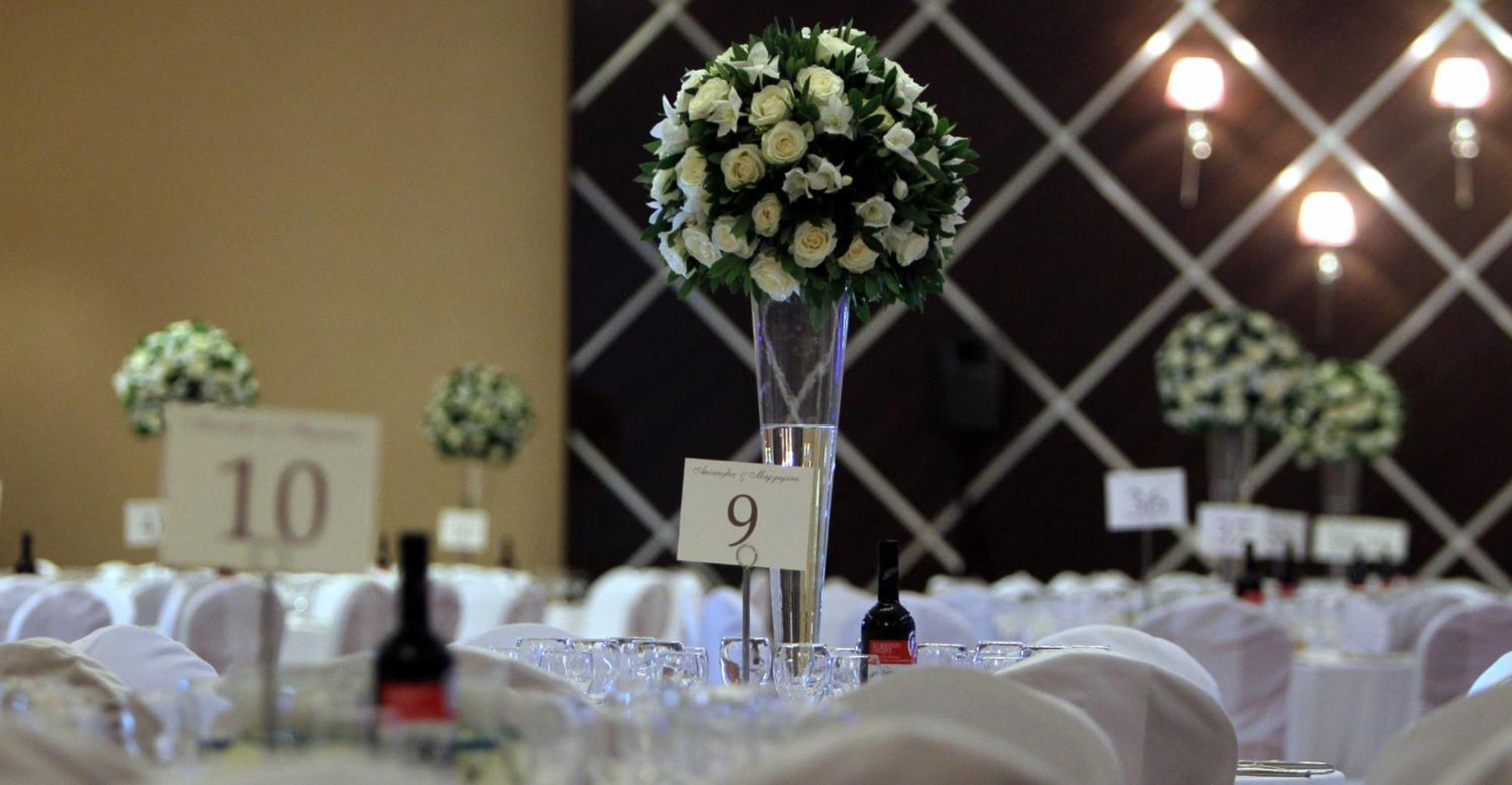 Limneon Resort & Spa Kastoria Exterior foto A table centerpiece