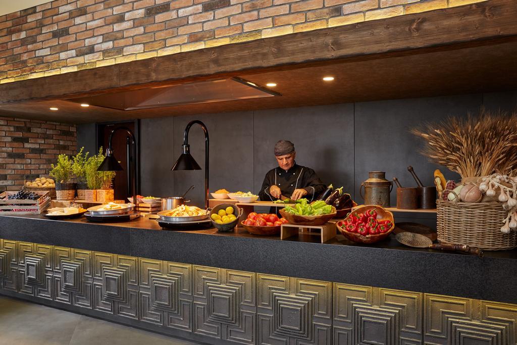 Limneon Resort & Spa Kastoria Exterior foto A chef at work at the kitchen