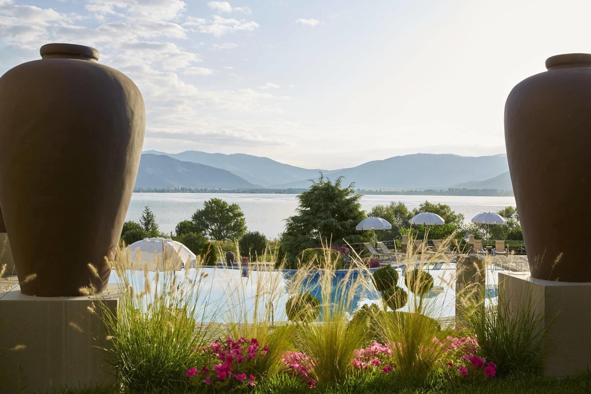 Limneon Resort & Spa Kastoria Exterior foto View of the resort